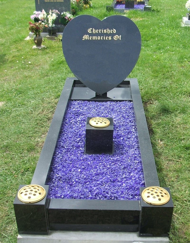 Granite Heart Memorial With Kerbs - Image 3
